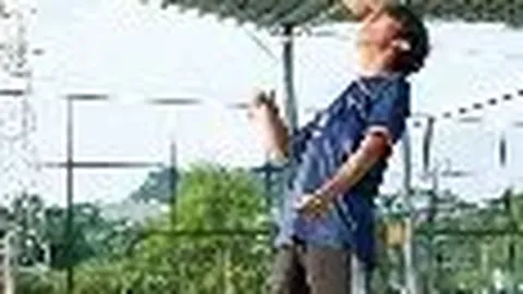 小克鲁伊夫成为巴萨新任主教练，中超首任主帅离任