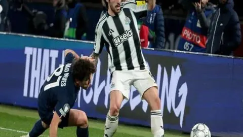 巴西队长德甲豪门梦碎，球场风格争议两重天