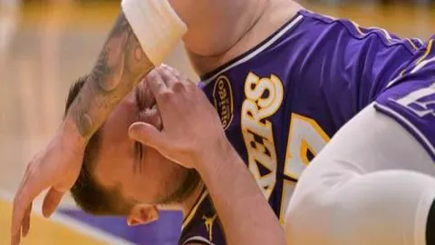 “德甲第32轮赛事综述：多特蒙德以5-1横扫奥格斯堡，经典瞬间盘点”